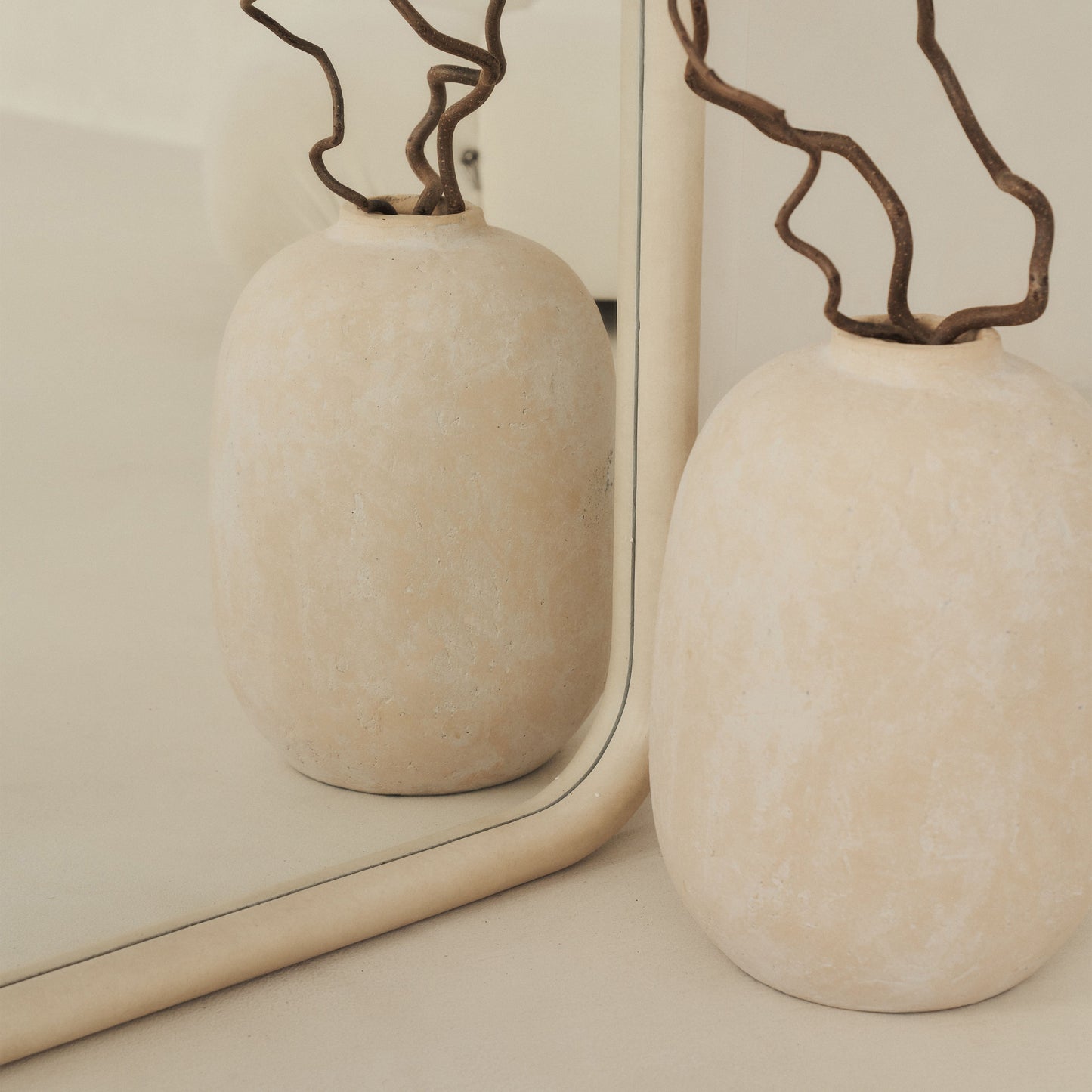 Elis – Gran Espejo Curvado de Concreto para Pared, 190 cm x 100 cm