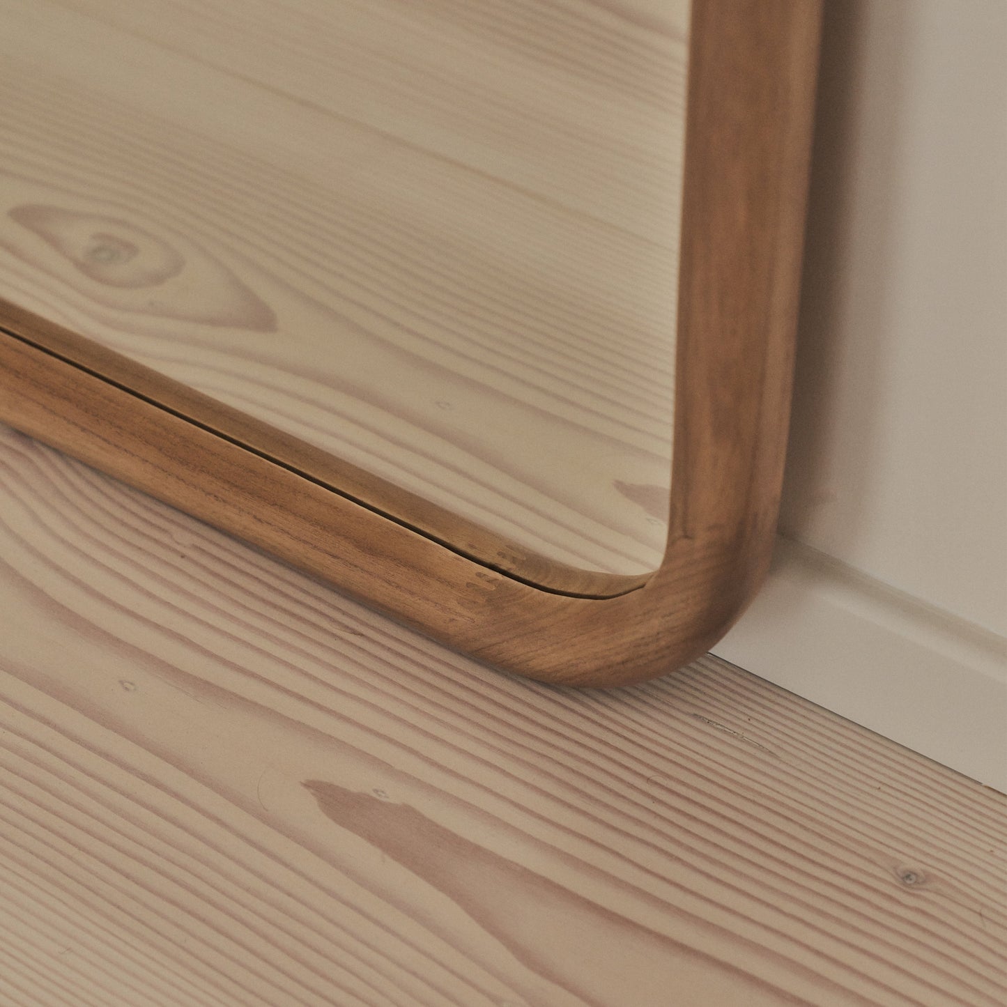 Milene – Espejo de Pared Curvo Extra Grande en Madera Cálida, 190 x 100 cm